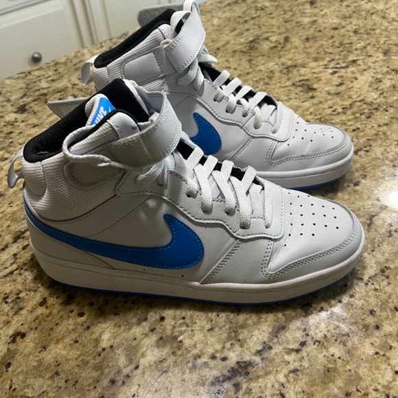 Youth Nike size 7 - Picture 2 of 3